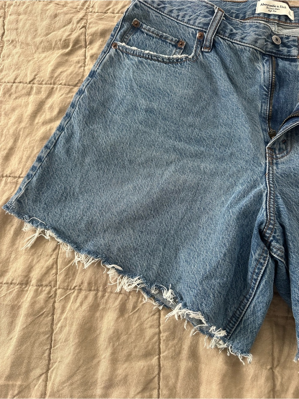 Abercrombie medium wash High-Rise Frayed Denim Shorts - Picture 6 of 6